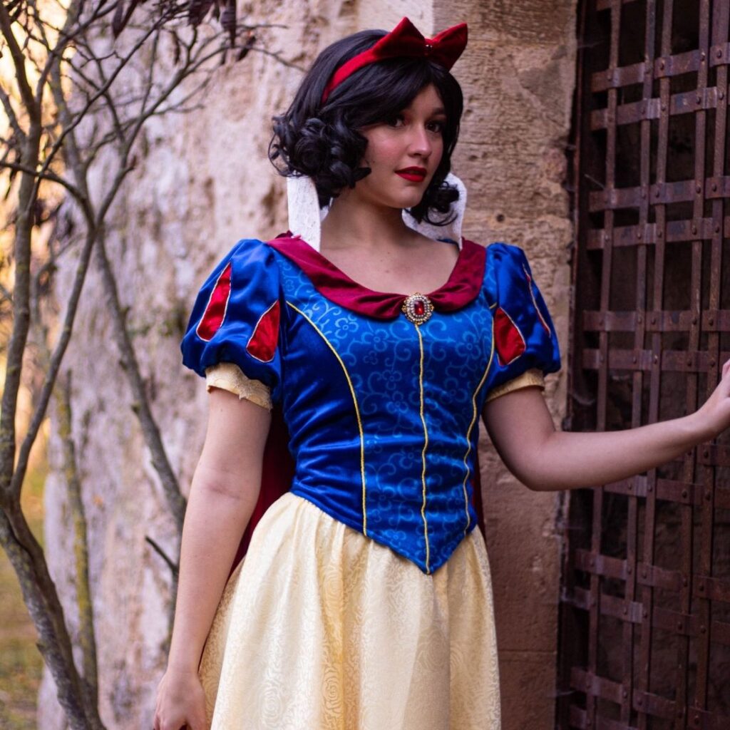 Animatrice costumée en Blanche Neige
